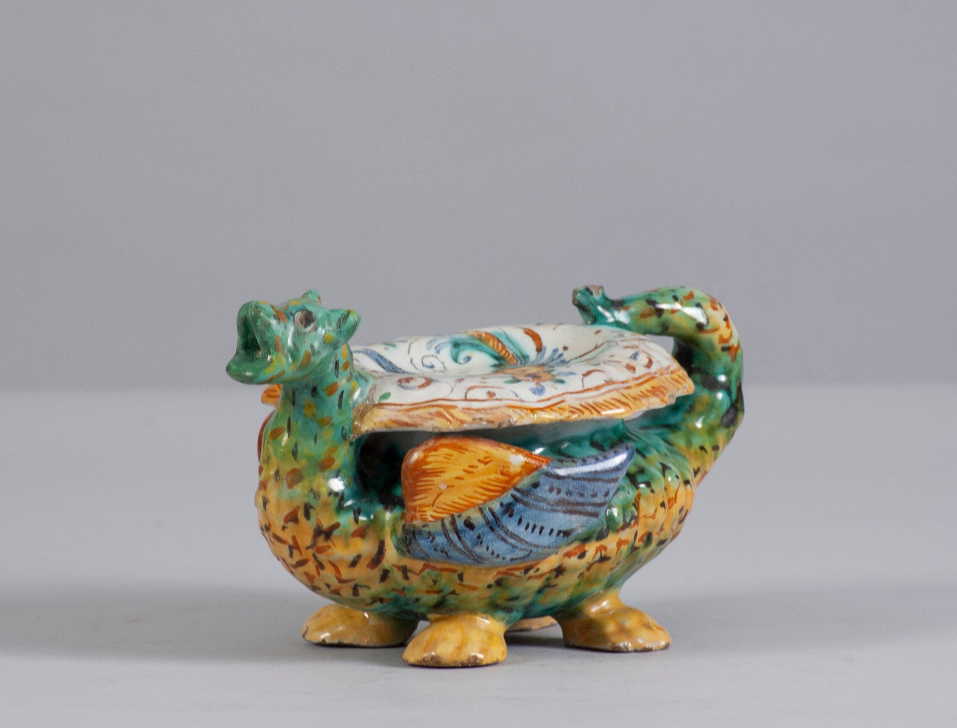 Urbino, XIVe siècle, salière en forme de dragon en faïence polychrome